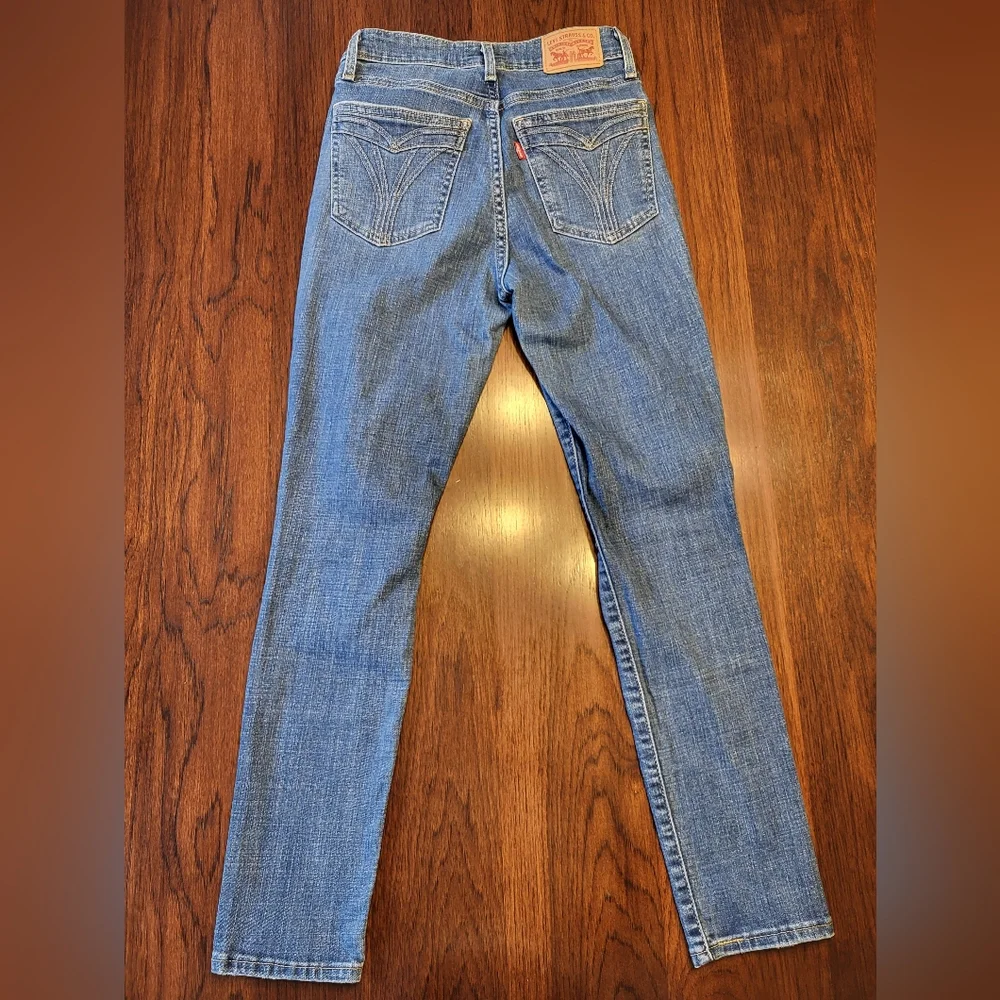 Levi's Women's 721 Hi-Rise Skinny Size 27 Light Wash Distressed Stretch Jeans